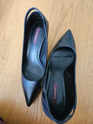 Zapatos salón Uterque negros Talla 38.