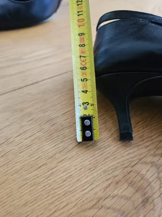 Zapatos salón Uterque negros Talla 38.