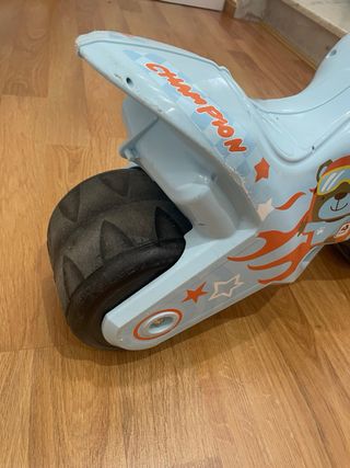 Moto correpasillos azul con osito