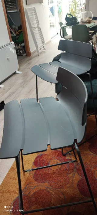 Taburetes grises metálicos