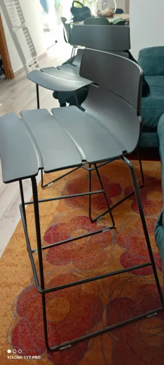 Taburetes grises metálicos