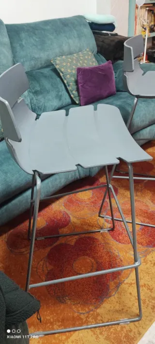 Taburetes grises metálicos