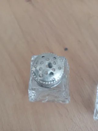 Salero y pimentero antiguos