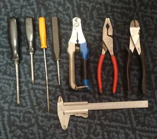Lote herramientas: alicates, destornilladores, cal