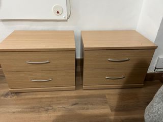 2 mesitas  de noche de madera con 2 cajones
