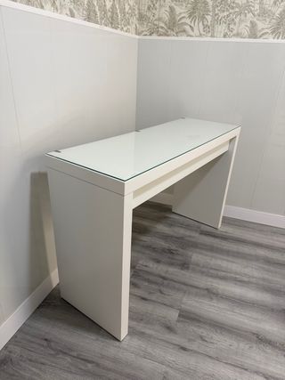 Tocador blanco con tapa de cristal