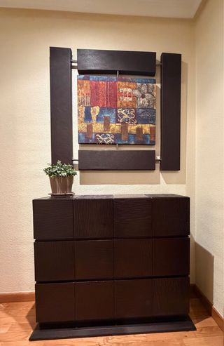 Mueble 3 cajones con cuadro decorativo
