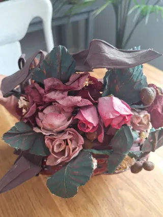 Cestita decorada flores rosas y hojas