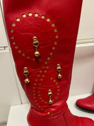 Botas Zingara Rojas con Detalles Dorados