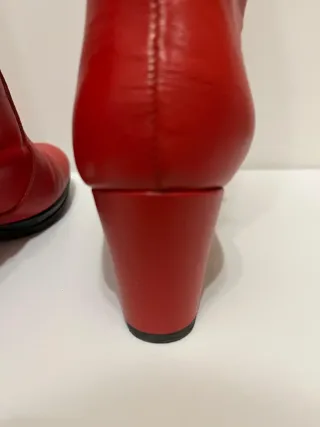 Botas Zingara Rojas con Detalles Dorados