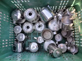 Lote de teteras y jarras de metal