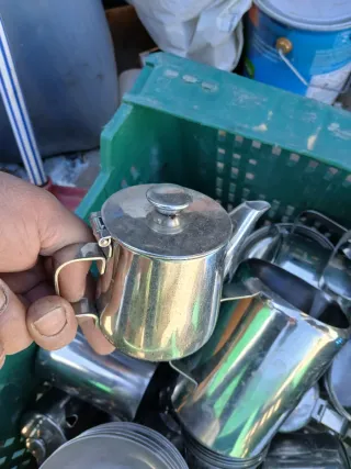 Lote de teteras y jarras de metal