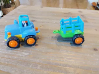 Tractor de juguete con remolque