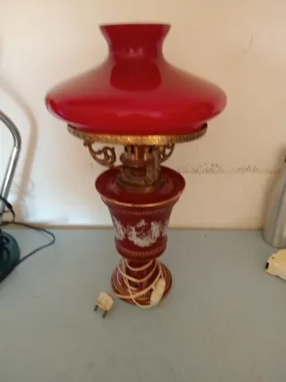 Lámpara de mesa roja y dorada