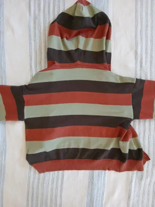 Sudadera con capucha y rayas