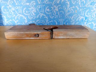 Cepillo carpintero antiguo estrecho