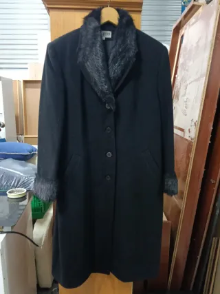 Abrigo negro JUYMA con cuello de pelo