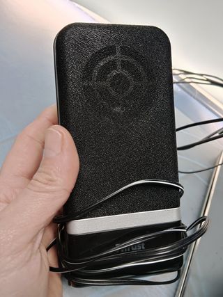 Altavoces TRUST 2013-08-20 con dos satelites