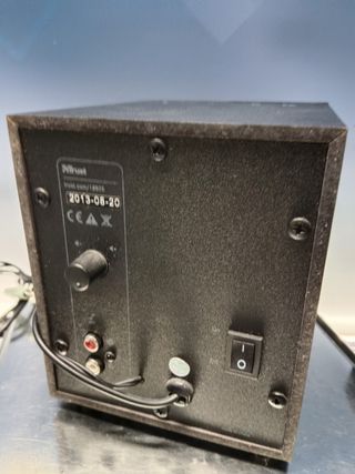 Altavoces TRUST 2013-08-20 con dos satelites