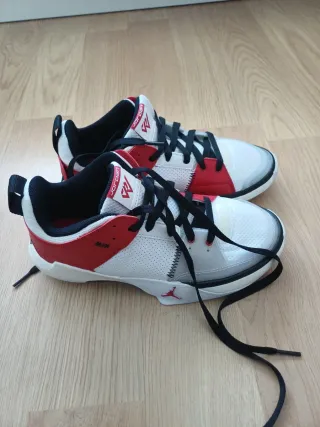 Zapatillas Jordan Rojas y Blancas .