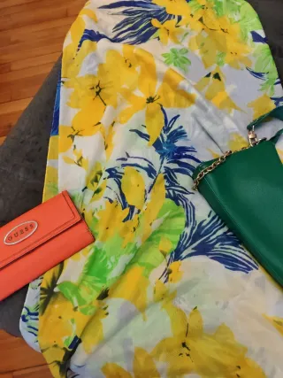 Billetera Guess Naranja y Bolso Verde y chal