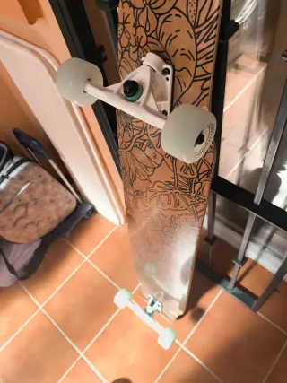 Longboard con diseño floral