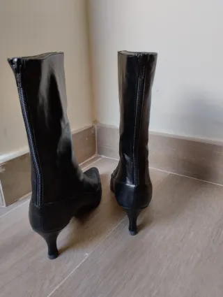 Botines LOOKY negros piel. Suela de cuero.