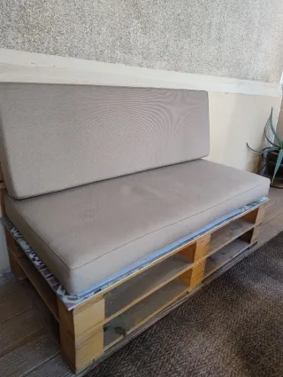 Sillón de uno y de dos plazas con mesa de Palets