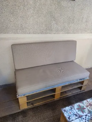 Sillón de uno y de dos plazas con mesa de Palets