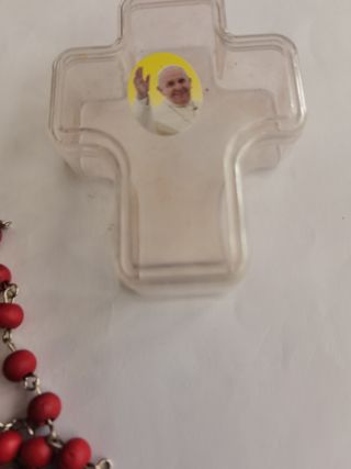 Rosario Rojo Papa Francisco con medalla