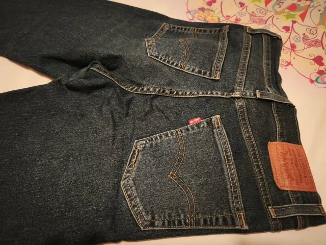 Pantalón mujer Levi's azul con tachuelas