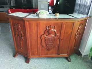 Mostrador madera maciza tallada a mano