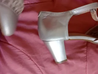 Zapatos plateados con tiras y calados