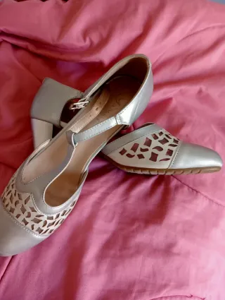 Zapatos plateados con tiras y calados