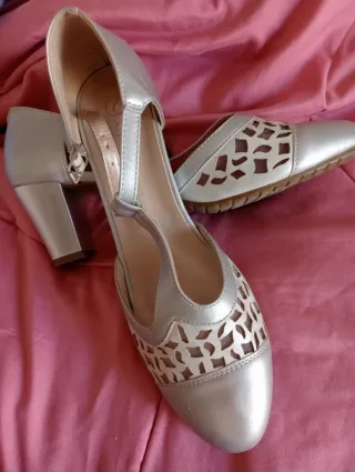 Zapatos plateados con tiras y calados