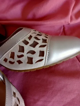 Zapatos plateados con tiras y calados