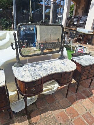 Scrivania in marmo con specchio e tavolini