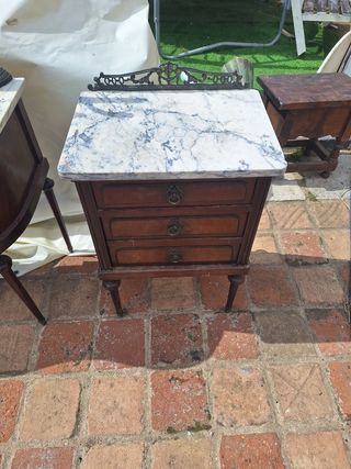 Scrivania in marmo con specchio e tavolini