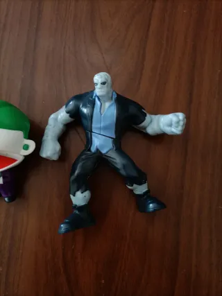 Lote 2 figuras promocionales.