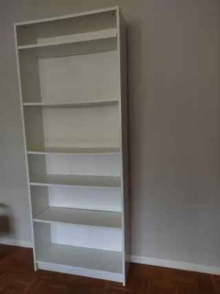 Librería blanca con baldas regulables