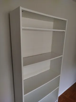 Librería blanca con baldas regulables