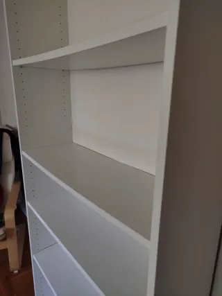 Librería blanca con baldas regulables