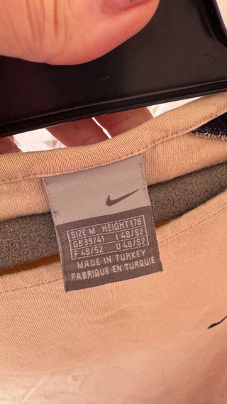 Camiseta Nike manga larga beige y azul marino