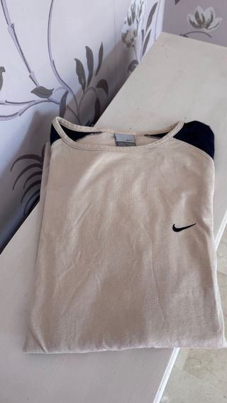 Camiseta Nike manga larga beige y azul marino