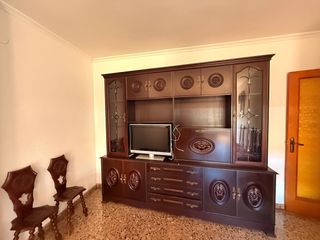 Mueble de salón madera y cristal