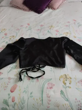 Blusa corta negra con lazada