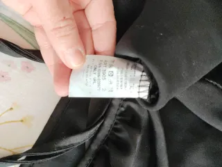 Blusa corta negra con lazada