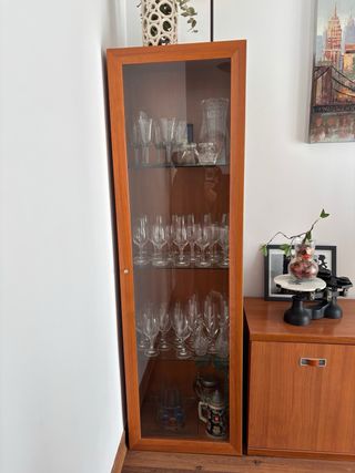 Vitrina y aparador de madera cerezo. Urge vender