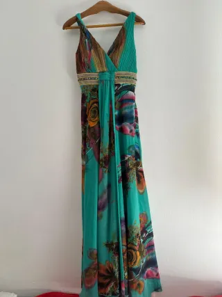 Vestido largo estampado floral y plumas