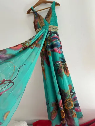 Vestido largo estampado floral y plumas